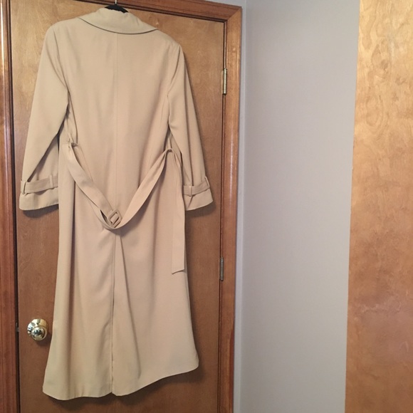 Hilary Radley for Holt Renfrew Vintage Trench.Size 4 - Picture 2 of 3